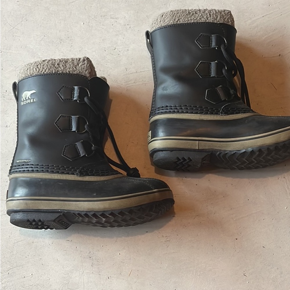 Sorel winter boots youth size 1! Perfect condition